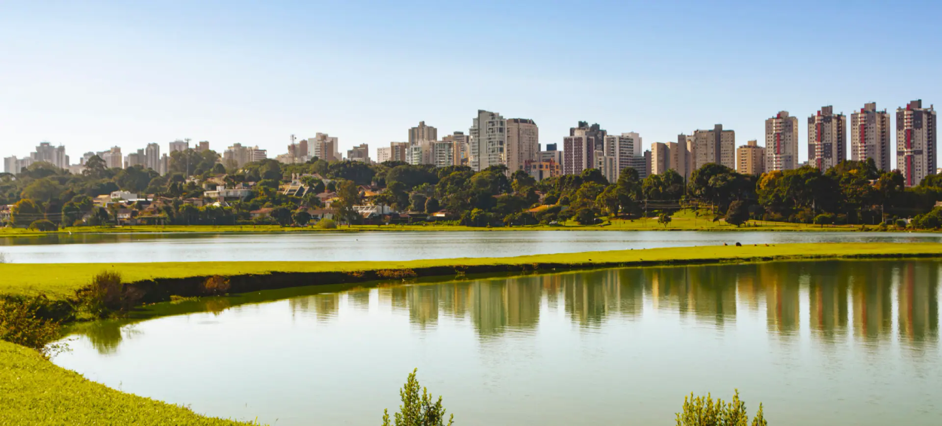 Lago e paisagem urbana de Curitiba
